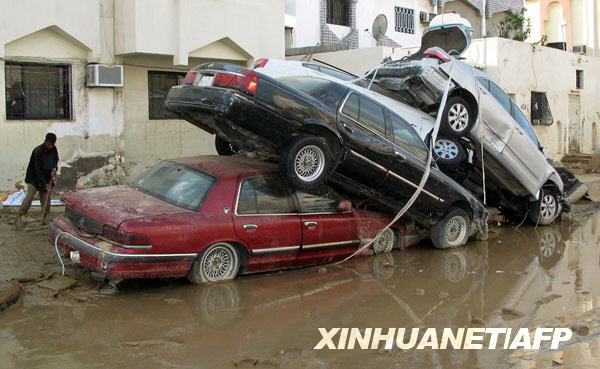 11月29日，在沙特阿拉伯西部的吉达，一名当地人在洪水过后进行清理工作。沙特阿拉伯救援部门29日说，西部地区罕见暴雨造成的死亡人数已上升至103人，另有1400人获救。沙特西部吉达、麦加等地区25日起遭遇罕见暴雨。许多人被淹死或死于大雨引起的房屋、桥梁倒塌和交通事故。