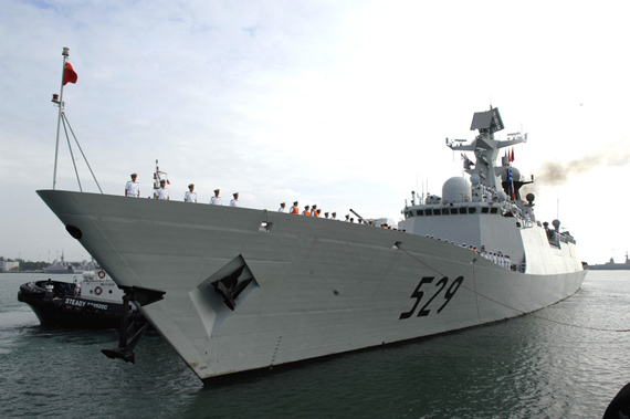 12月7日，中国海军“舟山”号导弹护卫舰驶入新加坡樟宜海军基地