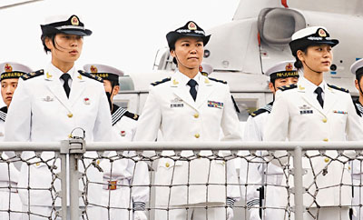 “舟山号”上的3名女官兵。（图片来源：香港文汇报）