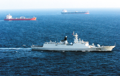   11月13日，在亚丁湾海域，中国海军第四批护航编队的“温州”号导弹护卫舰为商船护航。  新华社记者 郭 刚摄 
