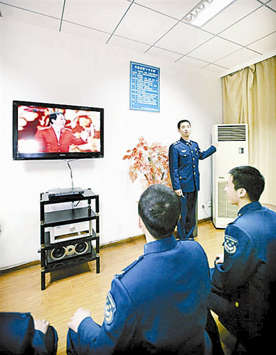 航空兵某师官兵在温暖的俱乐部里收看电视节目。肖燕锦摄