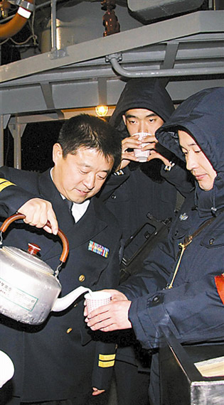某驱逐舰支队134舰政委慰问值更值勤人员。刘亚迅摄