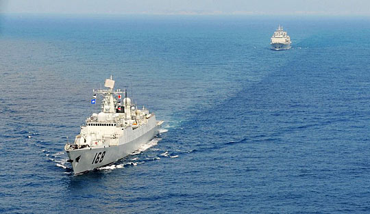 即将奔赴亚丁湾、索马里海域执行护航任务的中国海军第五批护航编队在南海某海域举行最后演练。江山摄