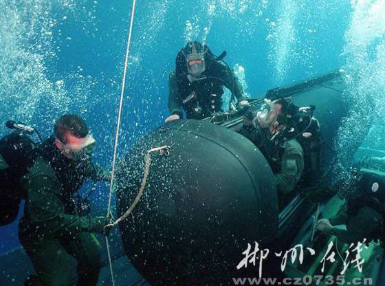 资料图：海豹特种部队乘微型潜艇从俄亥俄级核潜艇入水作战