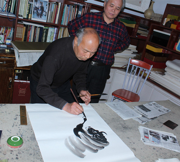 中国海洋书画研究院特约书法家尚云先生到画牛名家高润森家中艺术交流
