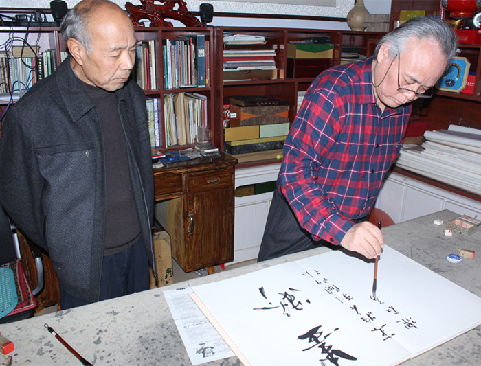 中国海洋书画研究院特约书法家尚云先生到画牛名家高润森家中艺术交流