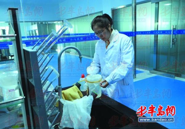 聚大洋藻业集团公司的技术人员正在进行实验。