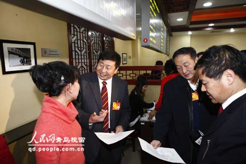 三位代表与用工单位了解招工难的问题