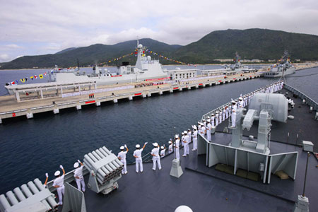 资料图：榆林海军基地的中国军舰。
