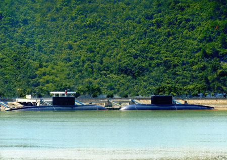 资料图：榆林海军基地的中国潜艇。