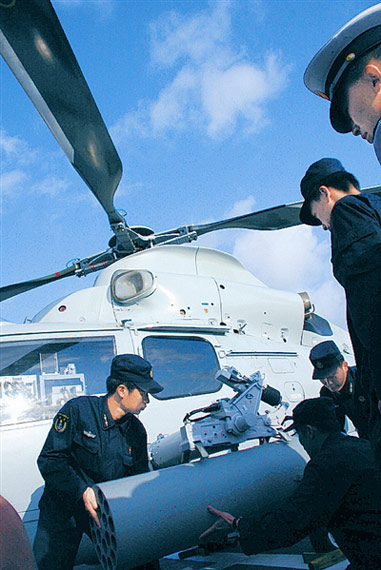 为舰载直升机加装武器