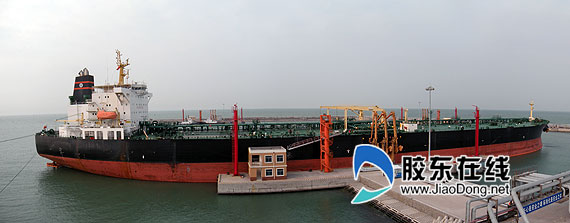 在莱州港停靠的11万吨油轮
