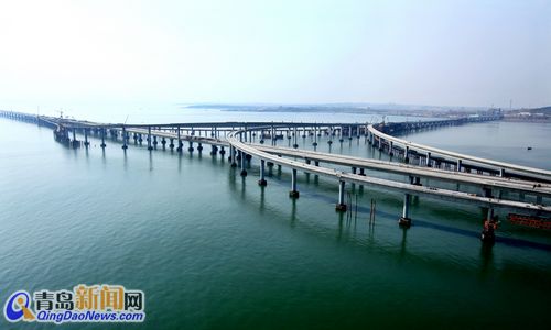 青岛海湾大桥宛如蛟龙盘旋于胶州湾上