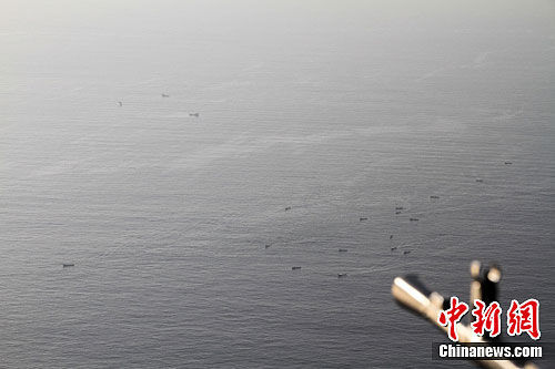 4月1日清晨，中国海军第十一批护航编队在亚丁湾海域驱离22艘疑似海盗船。图为在直升机上拍摄到的部分疑似海盗船。中新社发 李志飞 摄