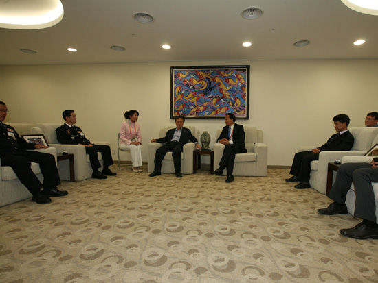 5月31日，韩国国土海洋部长官权度烨一行参观丽水世博会中国馆，参观前，双方进行了简短的会谈。