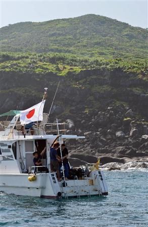 日本渔船抵达黄尾屿。摄影记者与石垣市渔民准备潜水“考察”。