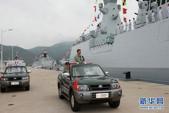 资料图：习近平在雄壮的阅兵曲中依次检阅岳阳舰、衡水舰、玉林舰等舰艇。