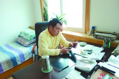 被扣船主于学君21日接受本报采访。