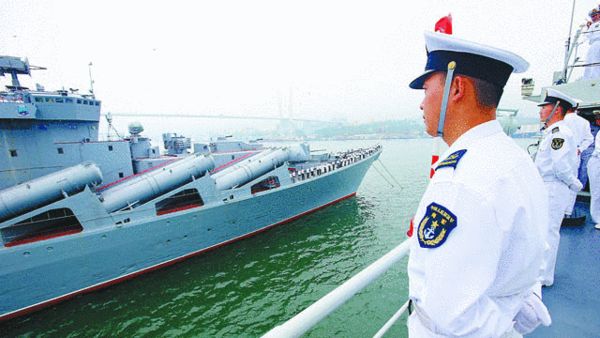 原文配图：地时间7月5日，参加中俄海上联合军事演习的中国海军沈阳舰抵达俄罗斯符拉迪沃斯托克的港口码头。至此，“海上联合-2013”中俄双方参演舰艇全部集结完毕。