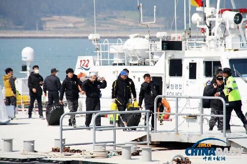 资料图：韩国沉没客轮“岁月号”搜救现场。 