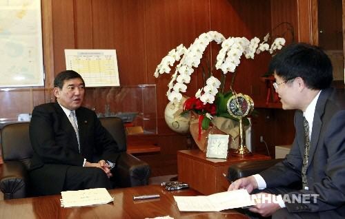 11月26日，日本防卫大臣石破茂（左）在东京防卫省办公室接受新华社记者专访，就中国海军军舰访问日本及两国间的军事、防务交流等回答记者提问。 新华社记者任正来摄
