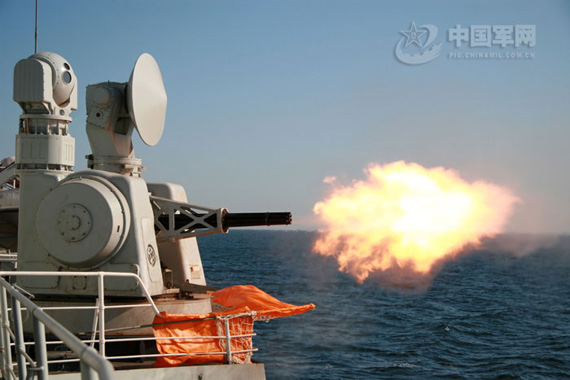组图：国产新型730多管近防舰炮实弹射击