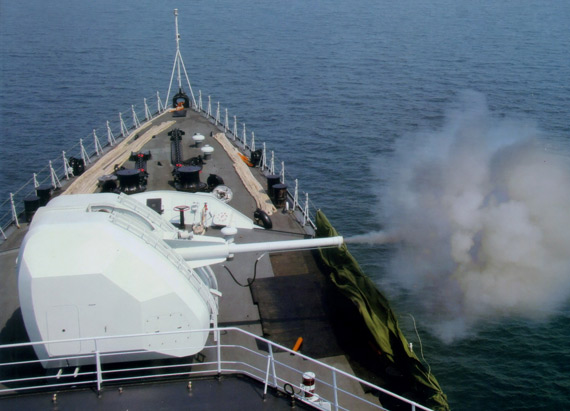 图文：中国海军051C级战舰主炮开火