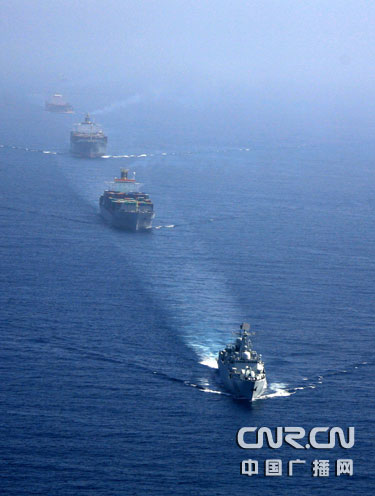 中国海军护航舰队将不明跟踪潜艇逼出水面(图)