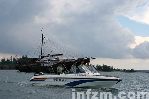 公安边防快艇为南海的渔船护航。因为领海纷争，渔民常常成为军事攻击的目标。