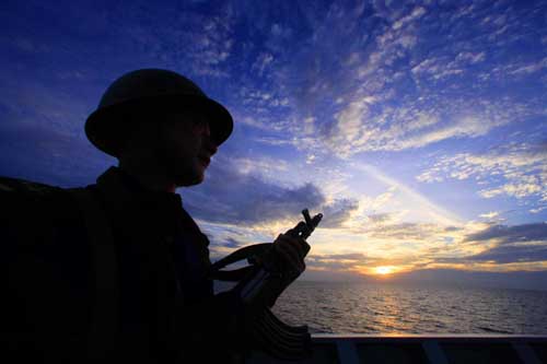 2月25日,“广州”舰反海盗队员在穿越马六甲海峡时警戒值更。新华社记者查春明摄