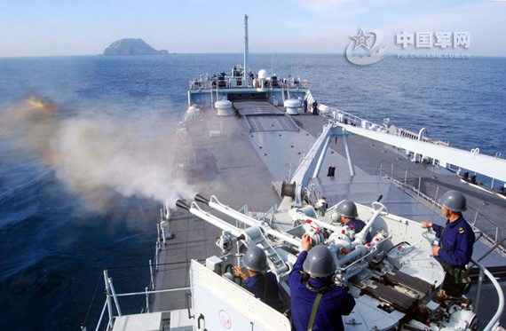 资料图:南海舰队登陆舰部队“丹霞山”舰副舰长组织37毫米舰炮进行对岸实弹射击训练。 中国军网发 谭文武 摄