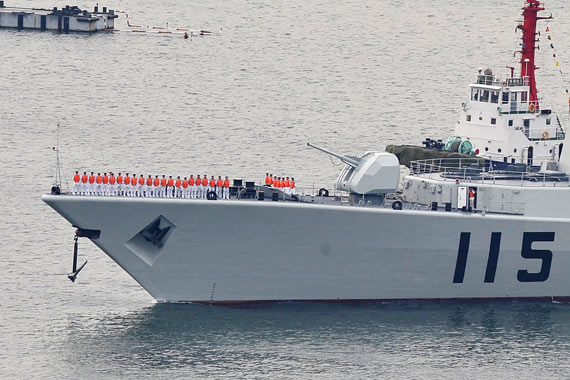 参加青岛海上阅兵的中国海军最新型115沈阳号防空导弹驱逐舰摄影：陈诚