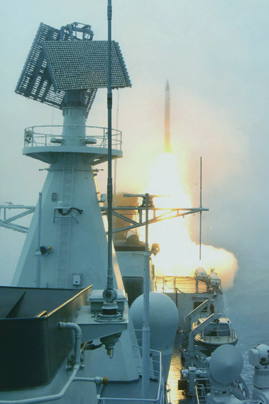 中国海军舰载远程防空导弹垂发升空