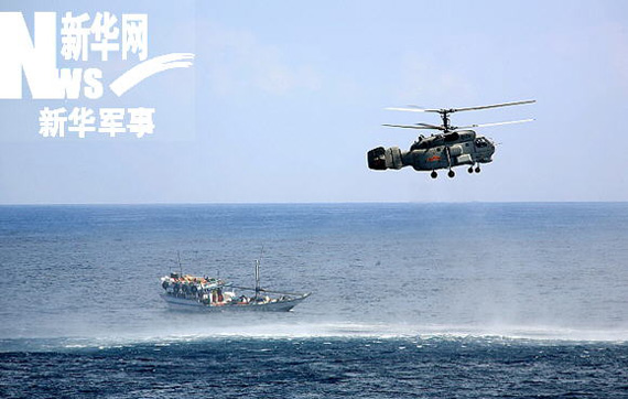 中国海军护航直升机查证可疑船只。新华社记者朱鸿亮摄