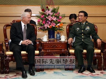 2007年11月，美国国防部长盖茨访华时受到中国中央军委副主席徐才厚的接见。本报记者 李涛/摄