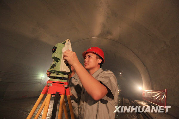 11月4日，中国铁建二十二局集团的工人在厦门翔安海底隧道进行测量作业。