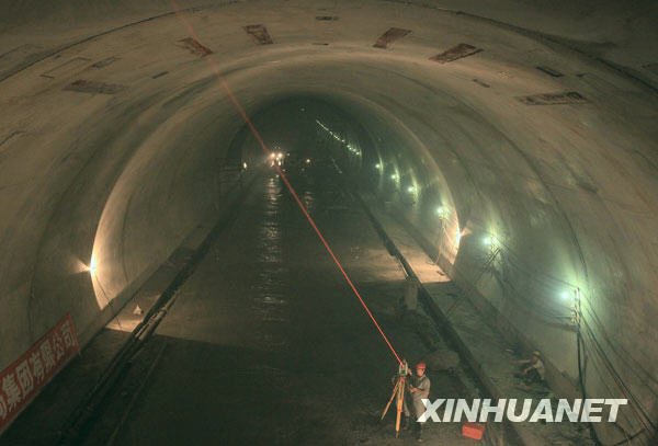 11月4日，中国铁建二十二局集团的工程技术人员在厦门翔安海底隧道进行测量作业。