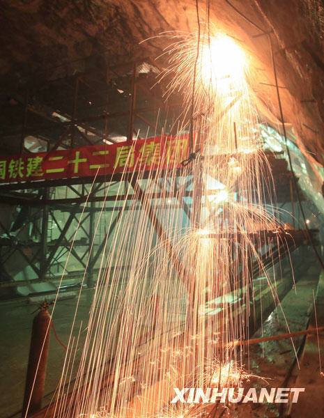 11月4日，中国铁建二十二局集团的工人在厦门翔安海底隧道进行焊接作业。