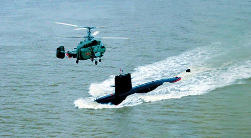 2009年5月25日，该团组织反潜直升机与潜艇进行协同训练。王朝武 摄