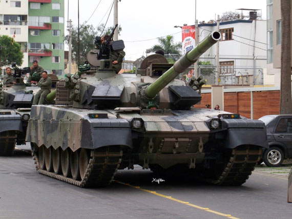 2009年12月8日秘鲁盛大阅兵式上，中国MBT2000主战坦克群亮相