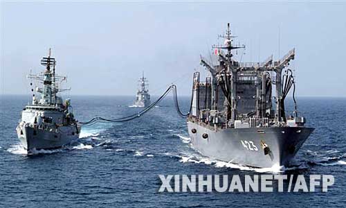 2007年9月13日拍摄的这张资料照片显示的是正在阿拉伯海北部为一艘巴基斯坦驱逐舰添加燃料的日本“常磐”号补给舰（右）。