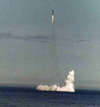 资料图：俄罗斯RSM-54“轻舟”潜射弹道导弹发射瞬间。