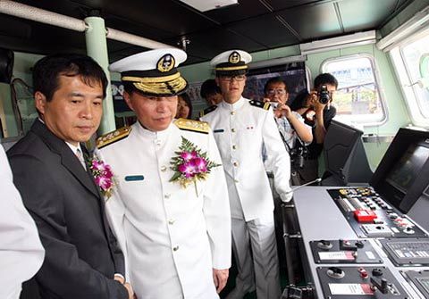 首批两艘量产型隐身导弹艇交付台湾海军(图)
