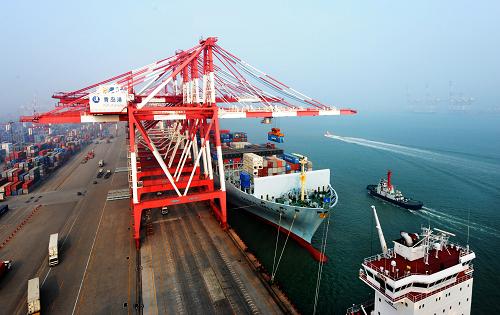 青岛港:打造推动蓝色经济区建设的世界强港 繁忙的青岛港集装箱码头(10月8日摄)。 日前,《山东半岛蓝色经济区建设规划》明确提出,“以青岛港为龙头,优化港口结构,整合港航资源,加快港口公用基础设施及大型化、专业化码头建设,将青岛港建设成为现代化的综合性大港和东北亚国际航运枢纽港。”这为青岛港“十二五”发展提供了重大的历史发展机遇。 青岛港始建于1892年,由青岛老港区、黄岛油港区、前湾新港区和董家口港区四大港区组成。主要从事集装箱、煤炭、原油、铁矿石、粮食等各类进出口货物的装卸、储存、中转、分拨等物流服务和国际国内客运服务,与世界130多个国家和地区的450多个港口有贸易往来,是太平洋西海岸重要的国际贸易口岸和海上运输枢纽。青岛港已成为世界第七大港,集装箱世界第八大港。进口铁矿石吞吐量居世界港口第一位,进口原油吞吐量居全国港口第一位,外贸吞吐量居全国港口第二位。集装箱装卸效率、铁矿石卸船效率世界第一。连续5年蝉联中国企业效益200佳,荣膺中国企业500强和中国服务业企业500强。 自上世纪90年代以来,青岛港努力把握宏观经