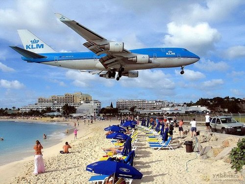 世界上最诡异海滩 飞机一直在头顶低空飞过 