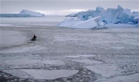 在西格陵兰小镇乌马纳克（Uummannaq）附近，一艘小渔船正起航出海。摄于2010年3月18日。图片来源：Svebor Kranjc