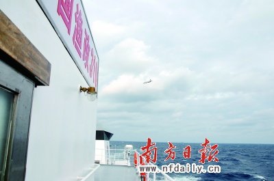 日本侦察机(红圈所示)围绕着我渔政310船上空盘旋。黄应来卢松江摄 