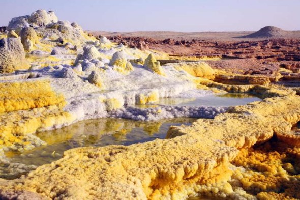 埃塞俄比亚达洛尔火山活动所导致的盐分沉淀层，构成了神奇的地貌。