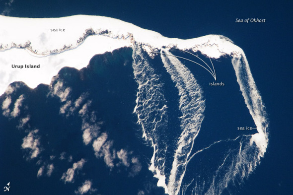 千岛群岛漂浮海冰分散成手指形状