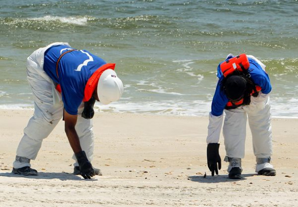 在墨西哥湾海岸清理原油球块